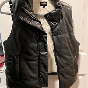 New with tags pleather vest only smelly cus it gets me a lil snug got it for 80